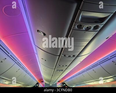 Compartiments supérieurs et système d'éclairage à l'intérieur de la cabine de l'avion Banque D'Images