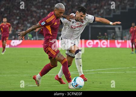 Roma, Latium. 23 août 2025. Moraes Ferreira da Silva Wesley de l'AS Roma, Charalampos Lykogiannis de Bologne lors de la série A match entre AS Roma contre Bologna FC au stade olimpico à Rome, Italie, le 23 août 2025. Crédit : massimo insabato/Alamy Live News Banque D'Images