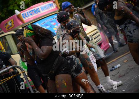 Londres, Royaume-Uni. 24 août 2025. Carnaval de Notting Hill, défilé J'ouvert pour ouvrir le carnaval, où les gens éclaboussent de la peinture colorée crédit : Mary-lu Bakker/Alamy Live News Banque D'Images