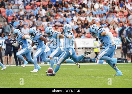 Toronto, Canada. 23 août 2025. Le kicker Lirim Hajrullahu no 70 des Argonauts de Toronto frappe la balle en première mi-temps lors du match de football de la semaine 12 de la LCF 2025 contre les Lions de la Colombie-Britannique au BMO Field. Le 22 août 2025 à Toronto, Canada. (Photo de Leonardo Ramirez/Eyepix Group) crédit : Eyepix Group/Alamy Live News Banque D'Images