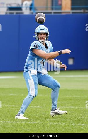 Toronto, Ontario, Canada. 23 août 2025. Le quarterback Nick Arbuckle #4 des Argonauts de Toronto lance la balle en deuxième mi-temps lors du match de football de la LCF 2025 de la semaine 12 contre les Lions de la Colombie-Britannique au BMO Field. Le 22 août 2025 à Toronto, Canada. (Crédit image : © Leonardo Ramirez/eyepix via ZUMA Press Wire) USAGE ÉDITORIAL SEULEMENT ! Non destiné à UN USAGE commercial ! Banque D'Images