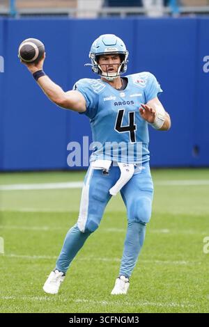 Toronto, Ontario, Canada. 23 août 2025. Le quarterback Nick Arbuckle #4 des Argonauts de Toronto lance la balle en deuxième mi-temps lors du match de football de la LCF 2025 de la semaine 12 contre les Lions de la Colombie-Britannique au BMO Field. Le 22 août 2025 à Toronto, Canada. (Crédit image : © Leonardo Ramirez/eyepix via ZUMA Press Wire) USAGE ÉDITORIAL SEULEMENT ! Non destiné à UN USAGE commercial ! Banque D'Images