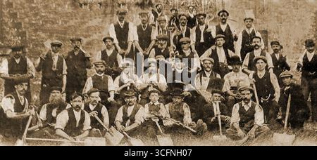 Des ouvriers bénévoles de la paroisse de Bratton, Wiltshire, qui ont aidé à apporter du gaz à l'église paroissiale en creusant des tranchées pour transporter les tuyaux au tournant du siècle. À l'origine une chapelle de Westbury a l'église a des origines du XIVe siècle et peut avoir été construite sur le site d'une église encore plus ancienne. Il a été reconstruit au XVe siècle, le choeur restauré en 1854 par G. G. Scott et restauré par T. H. Wyatt en 1860 Banque D'Images
