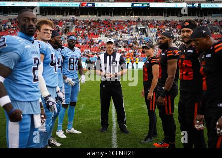 Toronto, Canada. 23 août 2025. Les Argonauts de Toronto et les Lions de la Colombie-Britannique lors du lancer de pièces durant le match de football 2025 de la LCF de la semaine 12 au BMO Field. Le 22 août 2025 à Toronto, Canada. (Photo de Leonardo Ramirez/Eyepix Group/Sipa USA) crédit : Sipa USA/Alamy Live News Banque D'Images