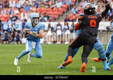 Toronto, Canada. 23 août 2025. Le quarterback Nick Arbuckle #4 des Argonauts de Toronto cherche à passer en première mi-temps lors du match de football de la LCF 2025 de la semaine 12 contre les Lions de la Colombie-Britannique au BMO Field. Le 22 août 2025 à Toronto, Canada. (Photo de Leonardo Ramirez/Eyepix Group/Sipa USA) crédit : Sipa USA/Alamy Live News Banque D'Images