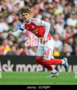 Londres, Royaume-Uni. 23 août 2025. Arsenal v Leeds United - premier League - Emirates Stadium - Londres. Max Dowman, 15 ans, fait ses débuts en premier League pour Arsenal. Crédit photo : Mark pain / Alamy Live News Banque D'Images