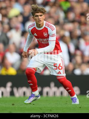 Londres, Royaume-Uni. 23 août 2025. Arsenal v Leeds United - premier League - Emirates Stadium - Londres. Max Dowman, 15 ans, fait ses débuts en premier League pour Arsenal. Crédit photo : Mark pain / Alamy Live News Banque D'Images