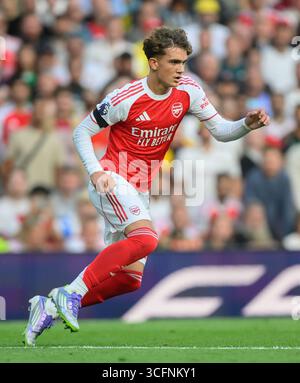 Londres, Royaume-Uni. 23 août 2025. Arsenal v Leeds United - premier League - Emirates Stadium - Londres. Max Dowman, 15 ans, fait ses débuts en premier League pour Arsenal. Crédit photo : Mark pain / Alamy Live News Banque D'Images