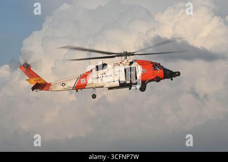 Un équipage de la station aérienne de la Garde côtière américaine Clearwater MH-60 Jayhawk se prépare à déployer un nageur de sauvetage pendant l'entraînement à Sand Key, Floride, le 13 août 202 Banque D'Images