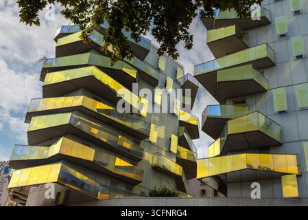 La résidence Fulton, logement social conçu par l’architecte Bernard Bühler. Les balcons en verre dichroïque et les miroirs teintés jouent avec la lumière Banque D'Images