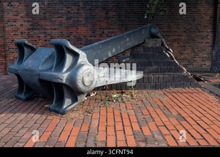Jetez l'ancre sur Queens Street à Portsmouth à l'extérieur de l'Historic Dockyard, appelé Royal Navy Bronzes. Août 2025. Banque D'Images