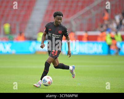 Leverkusen, Allemagne. 23 août 2025. Action de Nathan Tella (Bayer Leverkusen), 1. Bundesliga, 1. Journée, Bayer 04 Leverkusen - TSG Hoffenheim 1 :2, le 23 août 2025 à Leverkusen, Allemagne. #La réglementation DFL interdit toute utilisation de photographies comme séquences d'images et/ou quasi-vidéo # crédit : dpa/Alamy Live News Banque D'Images