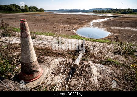 Les faibles niveaux d’eau et le lit du lac desséché sont exposés au lac Chew Valley, dans le Somerset Nord, où Bristol Water rapporte des stocks d’eau (au 11/08/2025) à 44 % comparativement à 73 % l’an dernier en 2024. Date de la photo : dimanche 24 août 2025. Banque D'Images