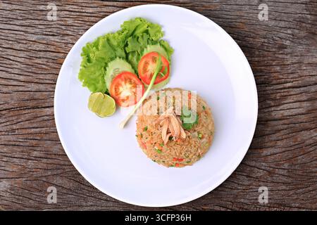Riz frit thaïlandais avec de la viande de crabe (Khao pad poo) nourriture populaire en Thaïlande Banque D'Images