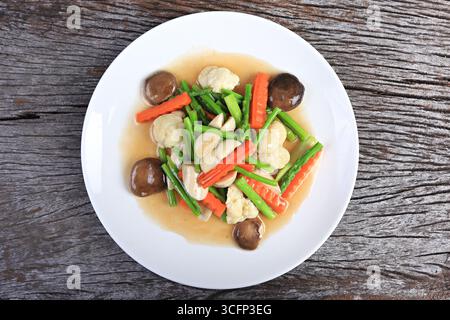 Légumes mélangés sautés pour des légumes sautés végétariens, sains dans la plaque blanche gros plan Banque D'Images