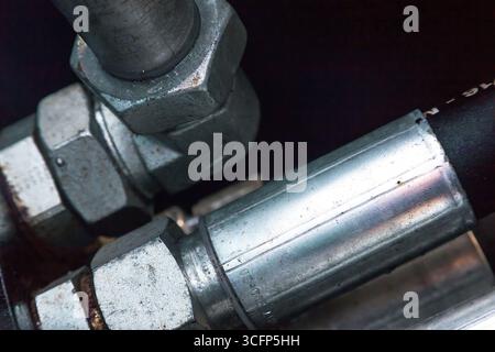 Système de flexibles hydrauliques haute pression connecté à des tuyaux en acier, gros plan. Hydraulique marine. Banque D'Images