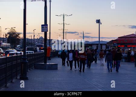Des gens marchant dans une rue du soir à Istanbul, Turquie Banque D'Images