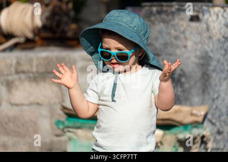 Adorable garçon joue avec sa mère pas trop loin. Banque D'Images