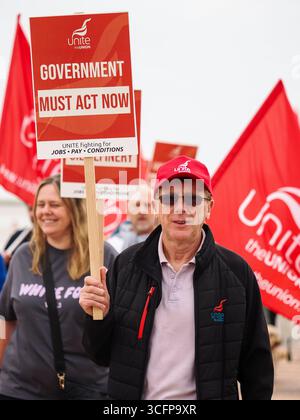 Cleethorpes, Royaume-Uni . 24 août 2025. De gauche à droite, un manifestant tient une pancarte pendant le rassemblement de protestation de la raffinerie pétrolière Save Lindsey – manifestation Cleethorpes contre la fermeture de Central Promenade. Crédit : Freddie Yeo/Alamy Live News Banque D'Images