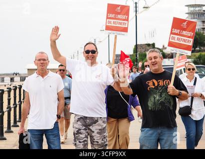 Cleethorpes, Royaume-Uni . 24 août 2025. De gauche à droite, les manifestants agitent et sourient pendant le rassemblement de protestation de Save Lindsey Oil Refinery – manifestation Cleethorpes contre la fermeture de Central Promenade. Crédit : Freddie Yeo/Alamy Live News Banque D'Images