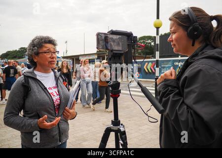 Cleethorpes, Royaume-Uni . 24 août 2025. De gauche à droite, un manifestant interviewe la presse lors du rassemblement de protestation de Save Lindsey Oil Refinery – manifestation Cleethorpes contre la fermeture de Central Promenade. Crédit : Freddie Yeo/Alamy Live News Banque D'Images
