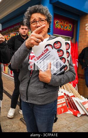 Cleethorpes, Royaume-Uni . 24 août 2025. De gauche à droite, un manifestant tient des tracts pendant le rassemblement de protestation de Save Lindsey Oil Refinery – manifestation Cleethorpes contre la fermeture de Central Promenade. Crédit : Freddie Yeo/Alamy Live News Banque D'Images