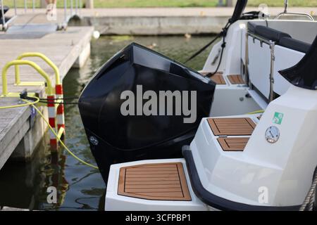 Puissant moteur diesel à l'arrière du luxueux bateau à moteur amarré Banque D'Images