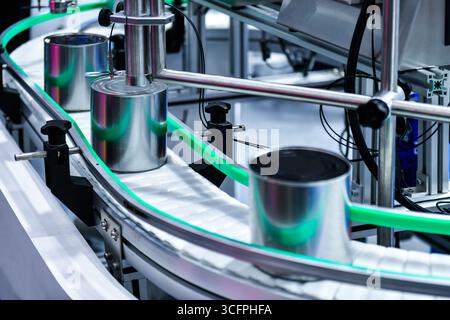 Produits alimentaires en conserve sur la bande transporteuse dans l'entrepôt de distribution.concept de système de transport alimentaire Banque D'Images