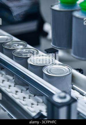 Produits alimentaires en conserve sur la bande transporteuse dans l'entrepôt de distribution.concept de système de transport alimentaire Banque D'Images