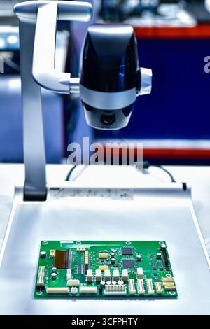 Système d'inspection de microscope numérique pour vérifier la qualité de la mise au point sélective des cartes de circuits imprimés électroniques en usine Banque D'Images