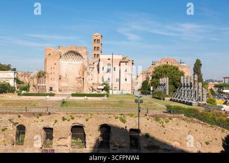 Rome, Italie - 17 août 2019 : Temple des déesses Vénus et Roma - autrefois le plus grand bâtiment religieux de la Rome antique Banque D'Images