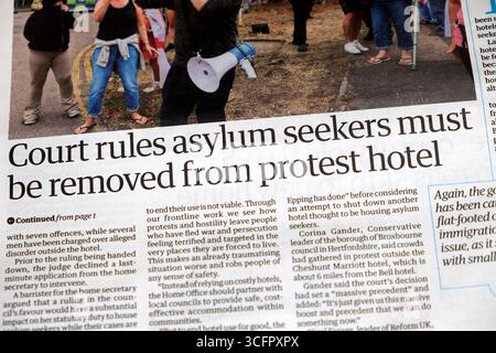"Les règles de la Cour les demandeurs d'asile doivent être retirés de l'hôtel de protestation" journal Guardian titre page d'accueil 20 août 2025 Londres Angleterre Royaume-Uni Banque D'Images