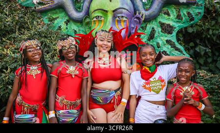 Londres, Royaume-Uni. 24 août 2025. Participants et fêtards à la parade annuelle des enfants sur le carnaval de Notting Hill dimanche. Le carnaval de Notting Hill à Londres est le plus grand festival de rue d'Europe et le deuxième plus grand carnaval de rue du monde après Rio, attirant régulièrement environ 2 millions de personnes pendant le jour férié. Crédit : Imageplotter/Alamy Live News Banque D'Images