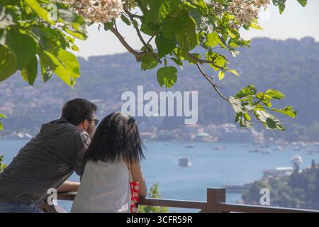 Homme et femme appréciant la vue magnifique sur Istanbul Banque D'Images