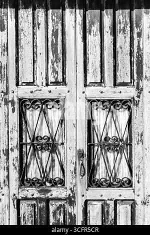 Porte en bois vintage avec détails en fer forgé et finition de peinture vieillie Banque D'Images