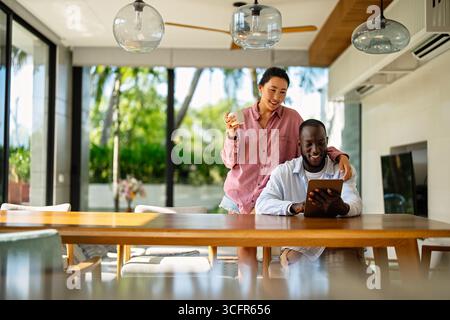 Un couple heureux et multinational qui sont des nomades numériques et travaillent dans un pays différent chaque mois Banque D'Images