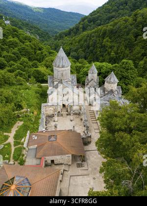 Vue aérienne d'un ancien complexe de monastère entouré de forêts verdoyantes, montrant l'architecture historique, vue aérienne, monastère Haghartsin, Hagarzin Banque D'Images