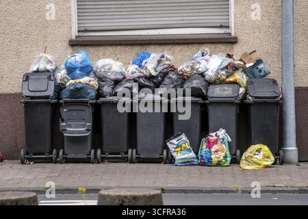 Poubelles débordantes devant un immeuble résidentiel à Gelsenkirchen, Rhénanie du Nord-Westphalie, Allemagne Banque D'Images