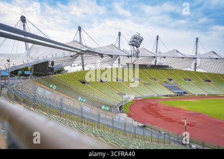 Vue extérieure du stade avec structure de tente frappante et piste de course rouge, Parc olympique, Munich, Allemagne Banque D'Images