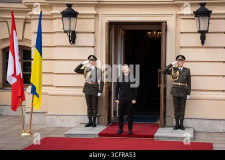 Kiev, Ukraine. 24 août 2025. Le président ukrainien, Volodymyr Zelensky vu lors de la réception officielle de la fête de l'indépendance au palais présidentiel. Le président ukrainien, Volodymyr Zelensky, a accueilli le premier ministre canadien Mark Carney au palais présidentiel à l’occasion du jour de l’indépendance. Crédit : SOPA images Limited/Alamy Live News Banque D'Images