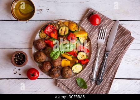 Délicieuses boulettes de viande avec légumes grillés. Banque D'Images