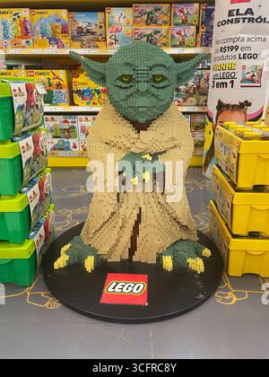 Un grand Yoda fait de Lego. Star Wars lego. Dans un magasin à Sao Paulo Brésil. 11 juillet 2025. Banque D'Images