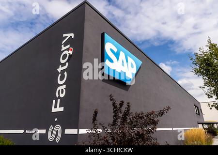 SAP S-Factory. Logo und Gebäude des börsennotierten Softwarekonzern SAP. // 23.08.2025 : Walldorf, Baden-Württemberg, Deutschland *** SAP S Factory logo et construction de la société de logiciels cotée SAP 23 08 2025 Walldorf, Baden Württemberg, Allemagne Banque D'Images