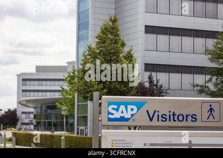 Logo und Gebäude des Softwarekonzern SAP se. // 23.08.2025 : Walldorf, Baden-Württemberg, Deutschland *** logo et construction du groupe de logiciels SAP se 23 08 2025 Walldorf, Baden Württemberg, Allemagne Banque D'Images