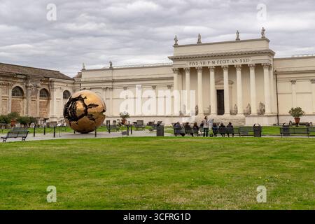 ROME, VATICAN - MARTH 9, 2023 : il s'agit du bâtiment de la Galerie Braccio Nouveau et de la sculpture moderne SSphère dans une sphère dans la cour o Banque D'Images