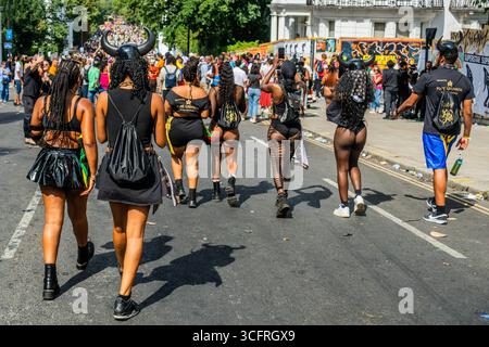 Londres, Royaume-Uni. 24 août 2025. Le dimanche du Carnaval de Notting Hill, traditionnellement la journée des enfants. L'événement annuel dans les rues du Royal Borough de Kensington et Chelsea, pendant le week-end du jour férié du mois d'août. Il est dirigé par des membres de la communauté britannique des Antilles et attire environ un million de personnes chaque année, ce qui en fait l'un des plus grands festivals de rue au monde. Crédit : Guy Bell/Alamy Live News Banque D'Images
