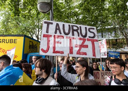 Berlin, Berlin, Allemagne. 24 août 2025. Des centaines d'Ukrainiens et de sympathisants se sont rassemblés près de l'église commémorative Kaiser Wilhelm à Berlin le dimanche 24 août 2025, pour marquer le jour de l'indépendance de l'Ukraine, agitant des drapeaux bleus et jaunes et tenant des pancartes appelant la Russie à un ''État terroriste''. Les manifestants scandaient et portaient des pancartes exigeant un soutien militaire occidental accru, y compris la livraison de missiles de croisière Taurus à l'Ukraine, et exhortant la Russie à restituer les enfants enlevés des territoires occupés. Crédit : ZUMA Press, Inc/Alamy Live News Banque D'Images