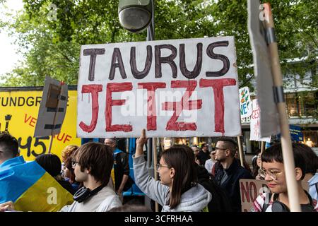 Berlin, Berlin, Allemagne. 24 août 2025. Des centaines d'Ukrainiens et de sympathisants se sont rassemblés près de l'église commémorative Kaiser Wilhelm à Berlin le dimanche 24 août 2025, pour marquer le jour de l'indépendance de l'Ukraine, agitant des drapeaux bleus et jaunes et tenant des pancartes appelant la Russie à un ''État terroriste''. Les manifestants scandaient et portaient des pancartes exigeant un soutien militaire occidental accru, y compris la livraison de missiles de croisière Taurus à l'Ukraine, et exhortant la Russie à restituer les enfants enlevés des territoires occupés. Crédit : ZUMA Press, Inc/Alamy Live News Banque D'Images