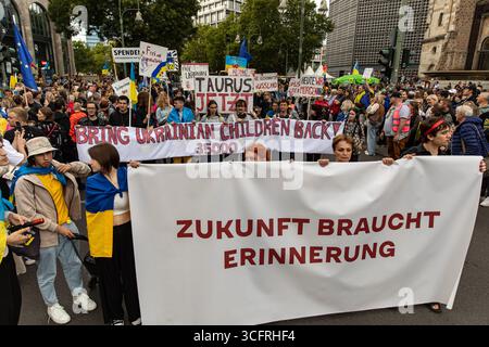 Berlin, Berlin, Allemagne. 24 août 2025. Des centaines d'Ukrainiens et de sympathisants se sont rassemblés près de l'église commémorative Kaiser Wilhelm à Berlin le dimanche 24 août 2025, pour marquer le jour de l'indépendance de l'Ukraine, agitant des drapeaux bleus et jaunes et tenant des pancartes appelant la Russie à un ''État terroriste''. Les manifestants scandaient et portaient des pancartes exigeant un soutien militaire occidental accru, y compris la livraison de missiles de croisière Taurus à l'Ukraine, et exhortant la Russie à restituer les enfants enlevés des territoires occupés. Crédit : ZUMA Press, Inc/Alamy Live News Banque D'Images