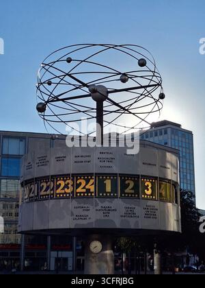 Gros plan vertical de l'emblématique horloge mondiale (allemand : Urania Weltzeituhr) sur Alexanderplatz, Berlin, Allemagne Banque D'Images